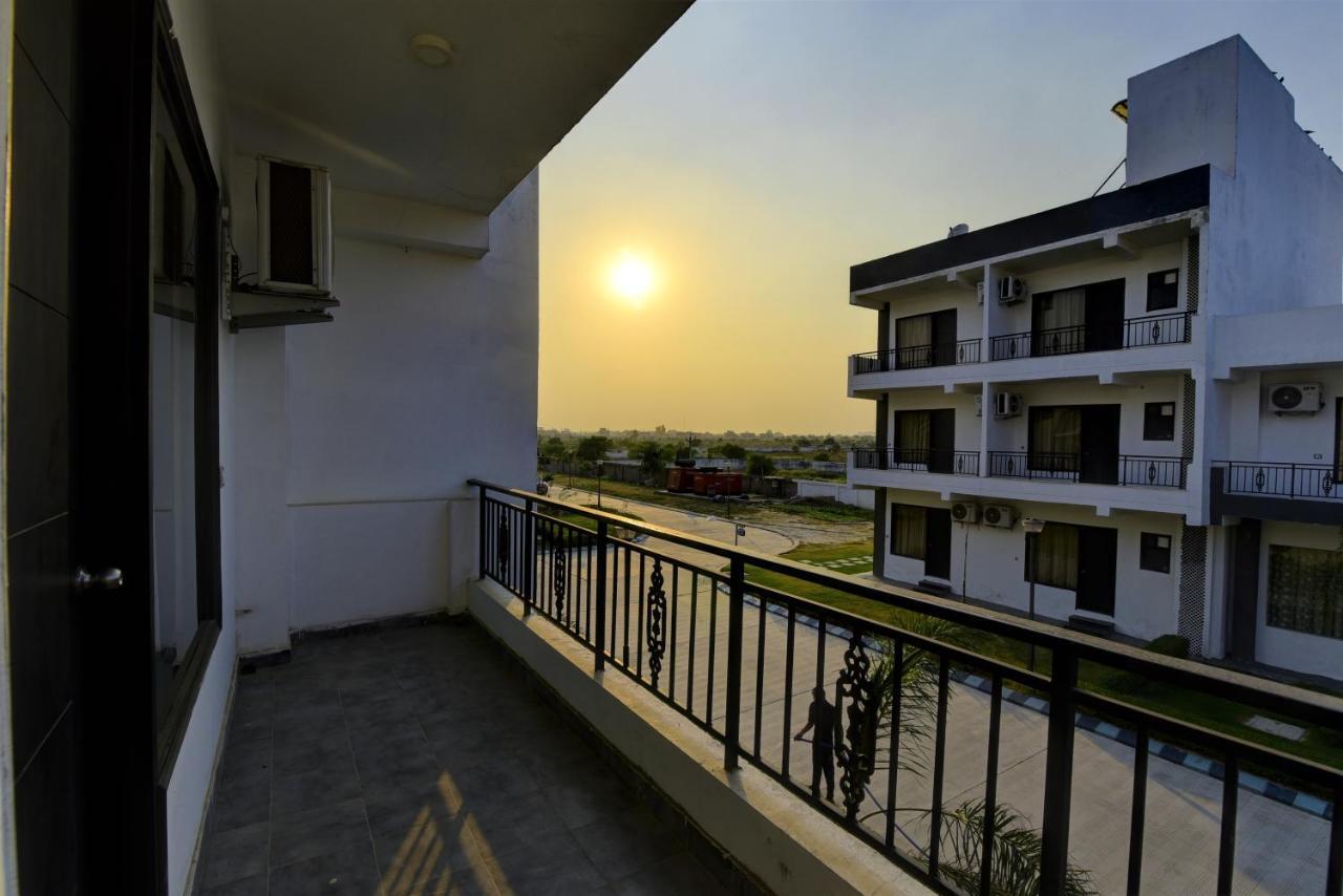 Country Inn Hotels & Resorts Vrindāvan Eksteriør billede